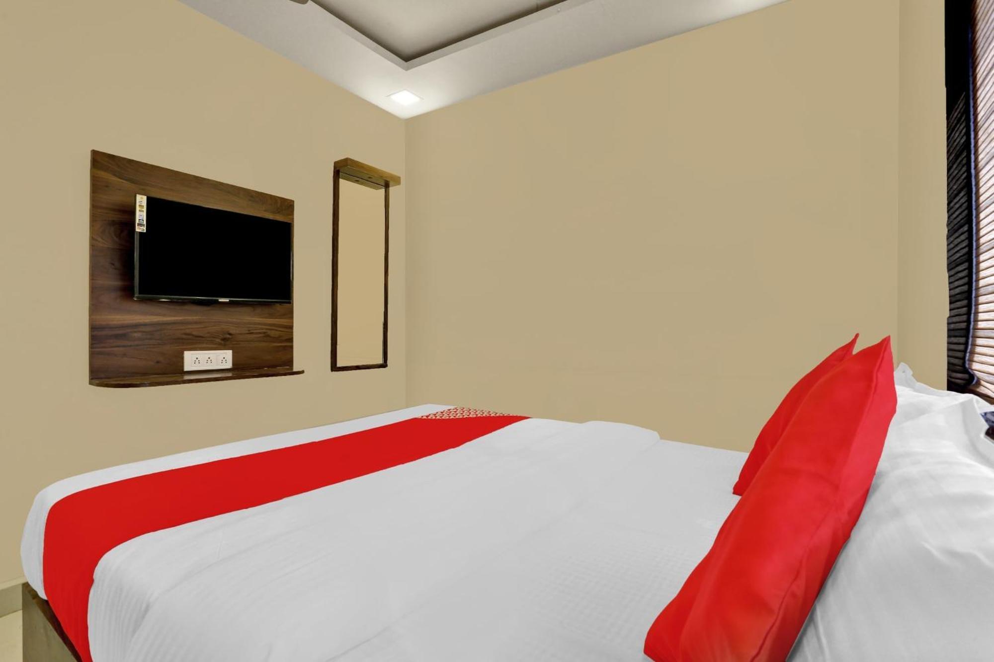 Hotel O Nandi Palace Lodging And Boarding Ulhasnagar Экстерьер фото